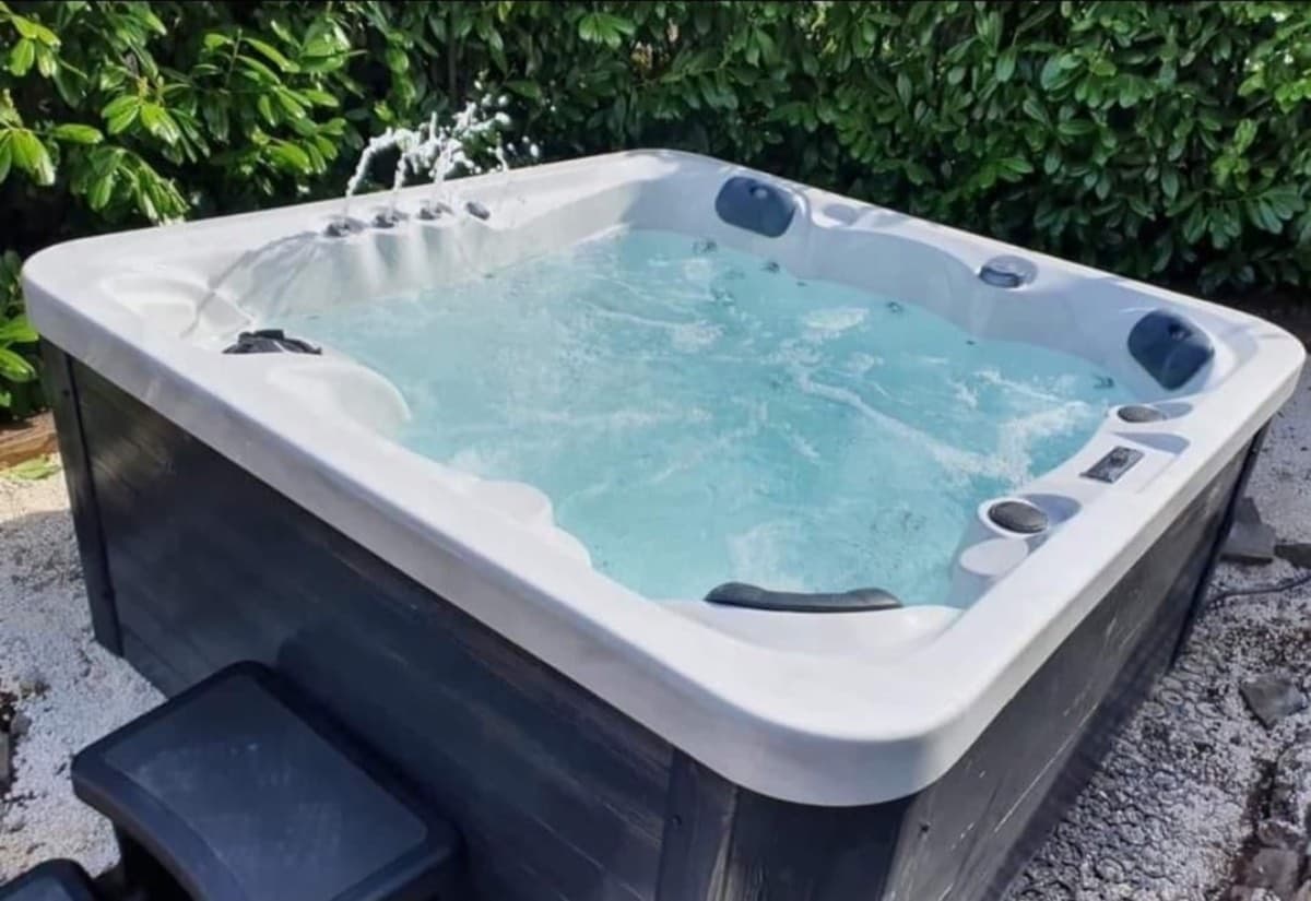 Pre-Loved Hot Tubs